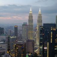 Jo mørkere det bliver, jo mere lyser Petronas Towers op