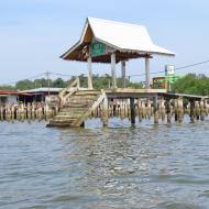 Vi sejler forbi Kampong Ayer