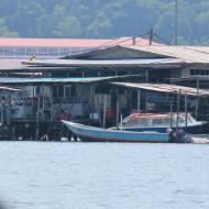 Vi sejler forbi Kampong Ayer