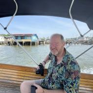 Vi sejler forbi Kampong Ayer