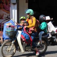 Motorcyklerne bruges til at transportere hele familien